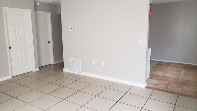 Foto del edificio - 4905-4907 Lake Hill Ct