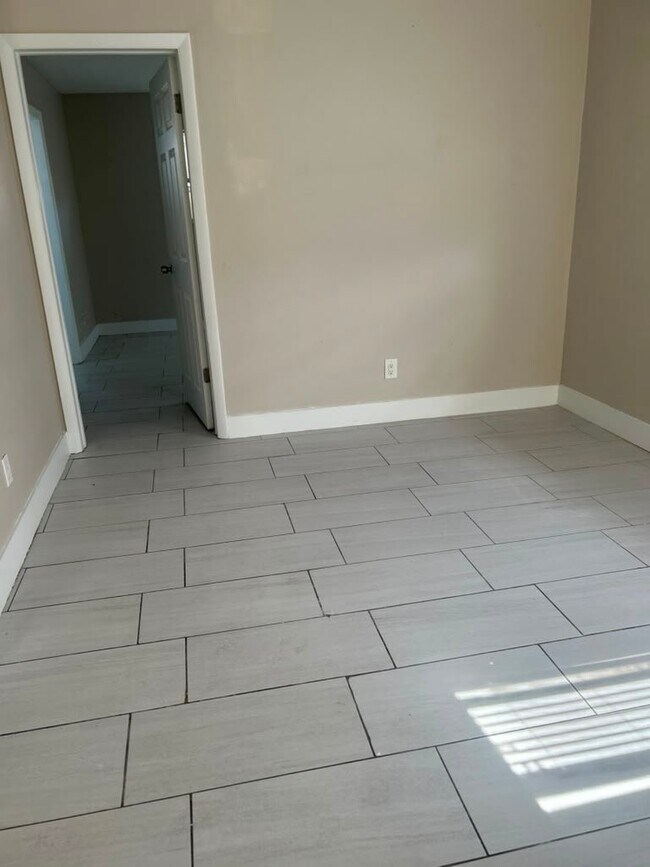 Building Photo - 3639 SW 13th Ct