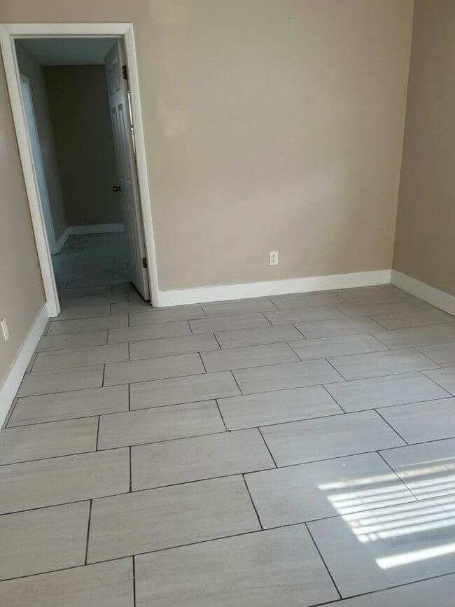 Building Photo - 3639 SW 13th Ct