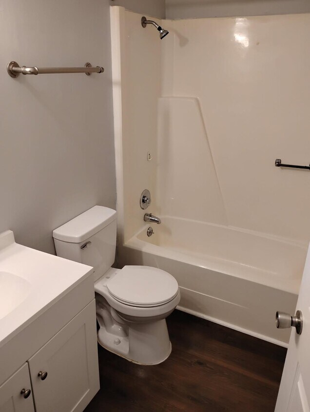 Building Photo - 1100 Northview Dr