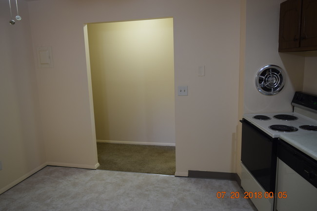 Building Photo - 3840 Applegate Ave