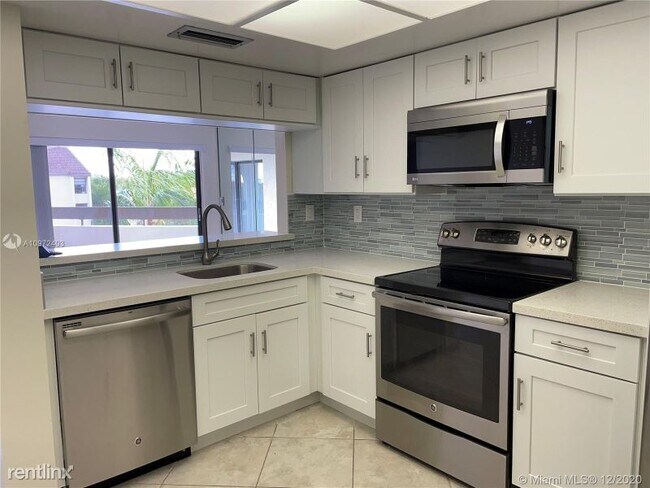 Building Photo - 8827 SW 123rd Ct