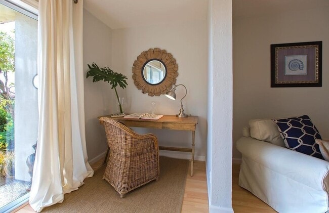 Foto del edificio - Utilities Paid! Modern 2 Bed Condo on the Water! Live by the Bay