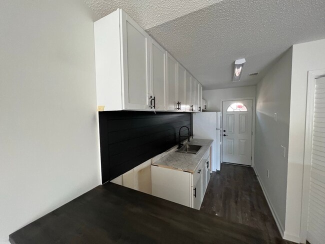 Building Photo - 230 Lanier Dr