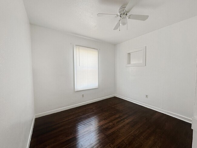 Building Photo - 410 Green Acres