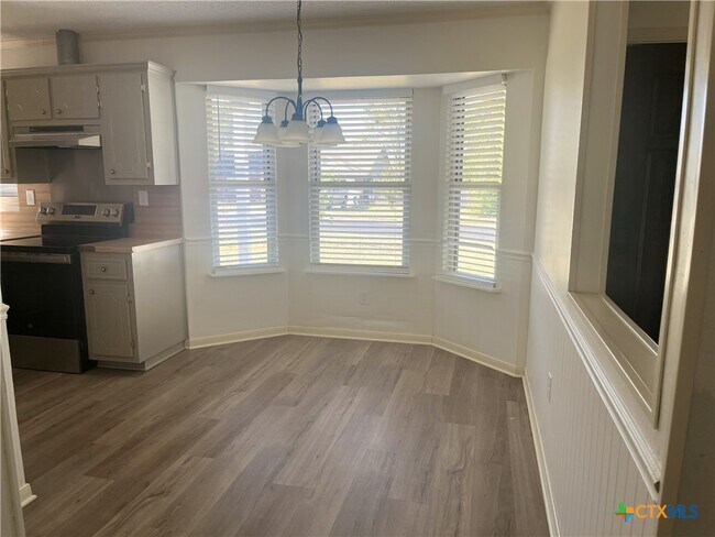 Foto del edificio - 3004 Panhandle Dr