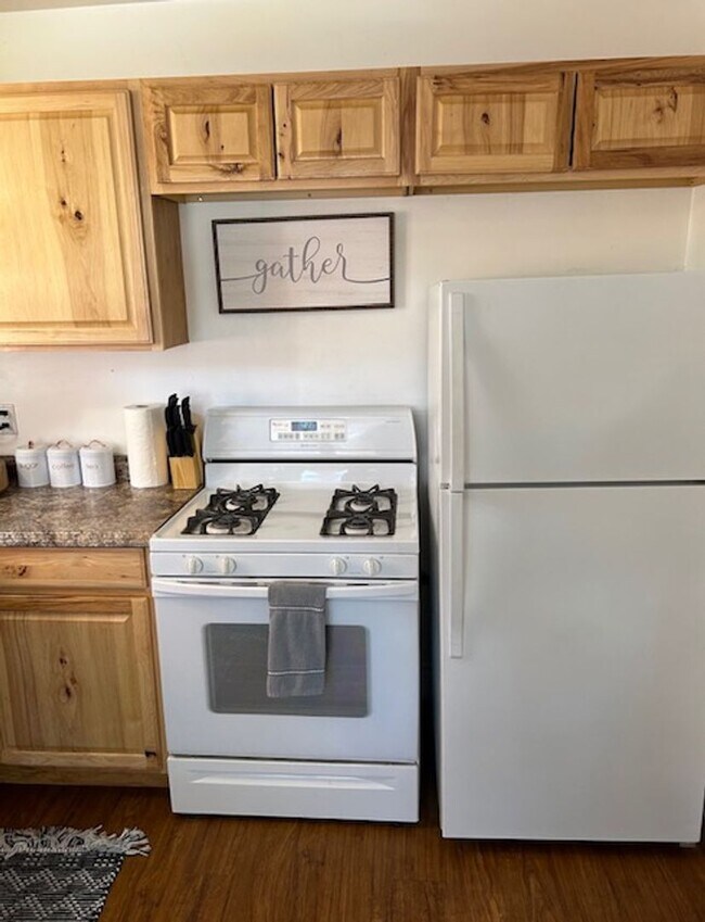 Foto del edificio - Charming 2 Bed, 1 Bath Home with Fenced Yard & Garage – Prime Location!