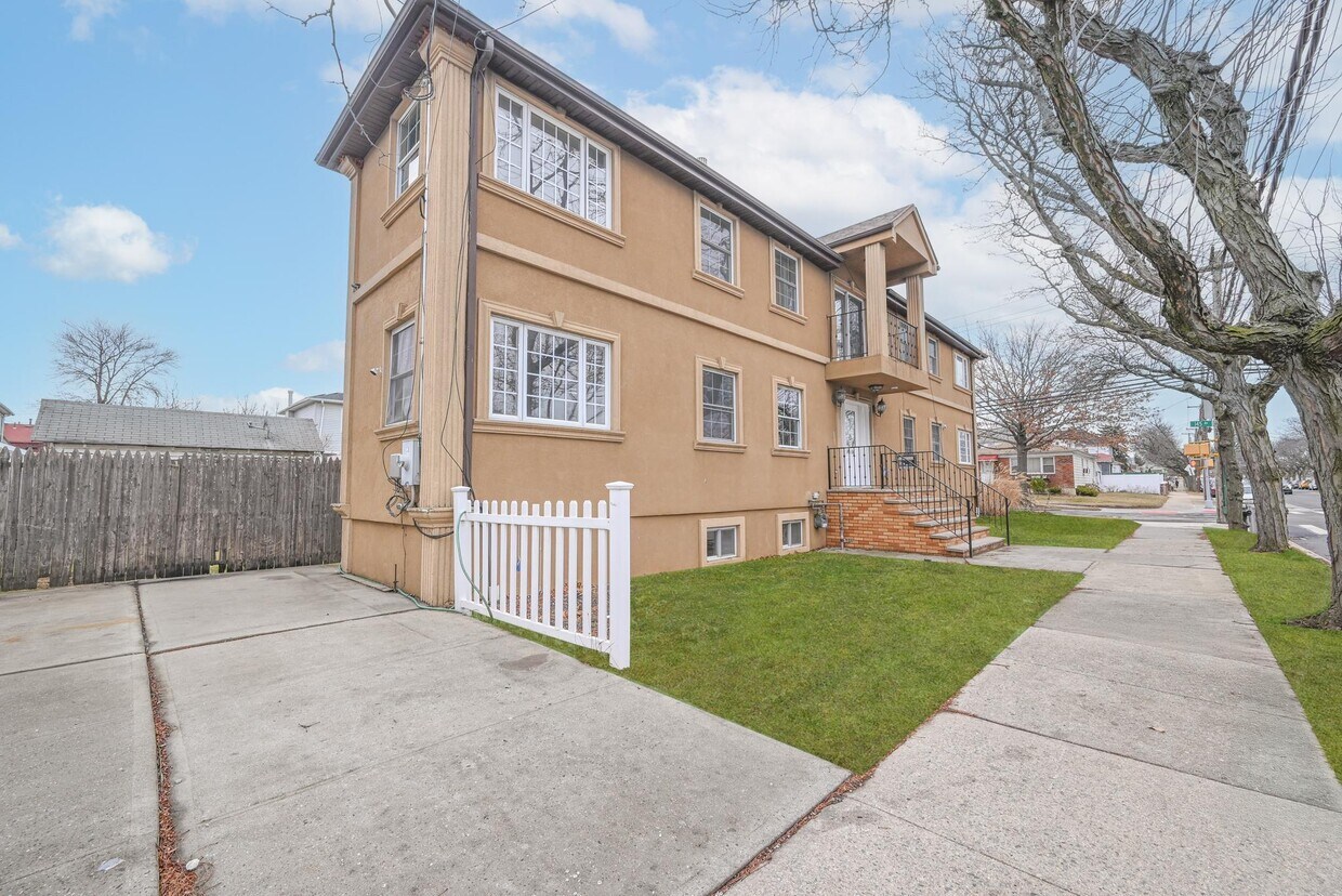 Primary Photo - 145-6-145225 225th St