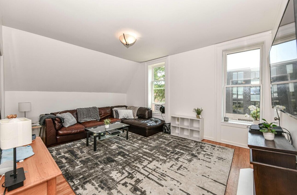 Foto principal - 2315 N Oakland Ave