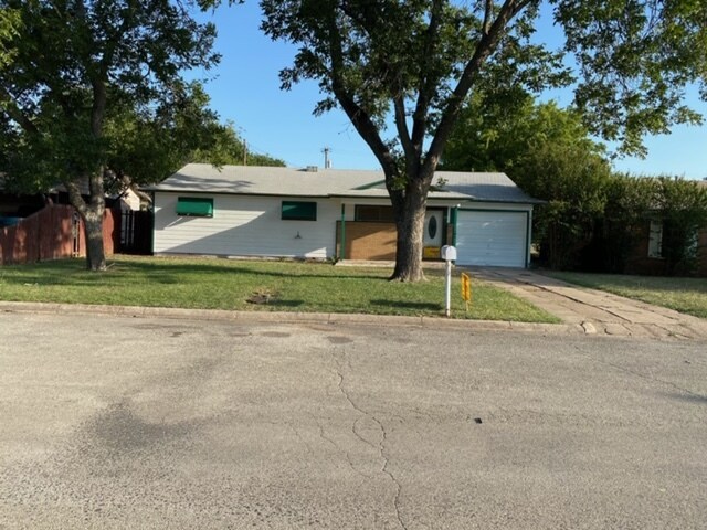 Primary Photo - 702 E 10th St