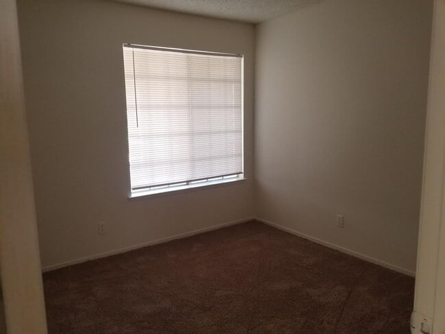 Building Photo - Single Story- 3 Bedroom!!