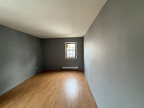 Building Photo - 240 Oak St