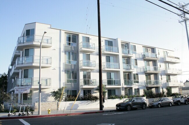 Lado del edificio - 1301 S Westgate Ave