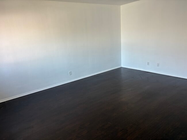 Living - 10929 Buford Ave