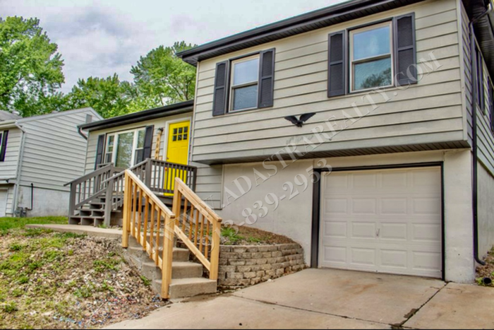 Primary Photo - Beautiful 3 Bed 1 Bath Home in KCMO-Availa...