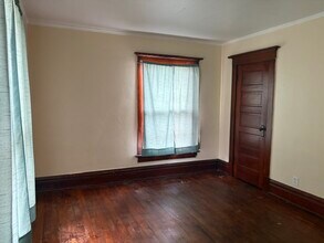 Building Photo - 518 1/2 Locust St