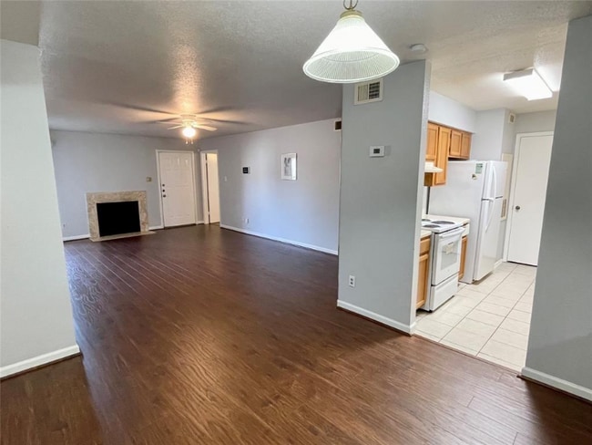 Photo - 9797 Leawood Blvd Apartment