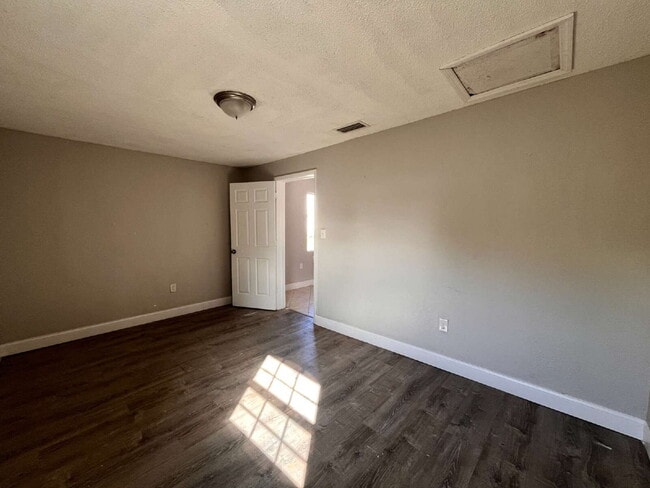 Building Photo - 2 Bedroom and 1 Bathroom apartment