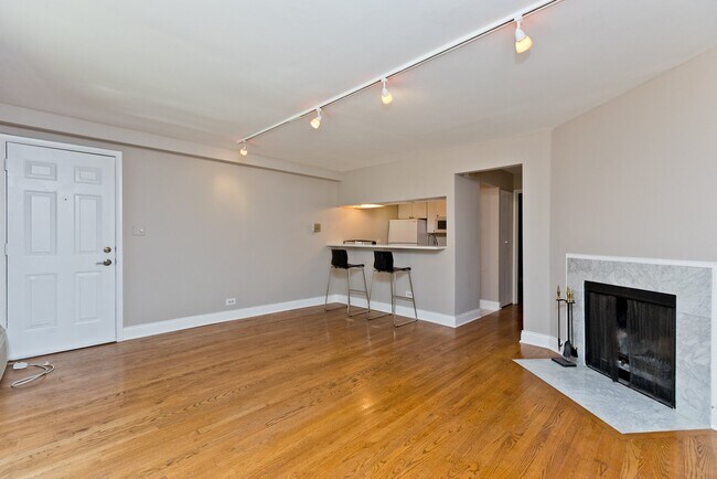 Building Photo - 3733 N Pine Grove Ave