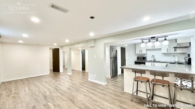 Building Photo - 420 Midwood Cres