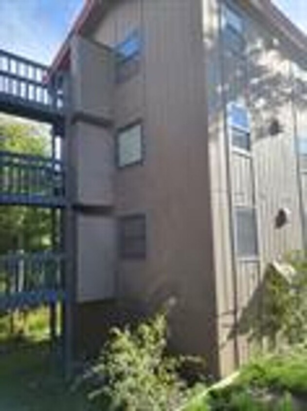 Foto principal - Balcony! In unit washer dryer! Bus route!