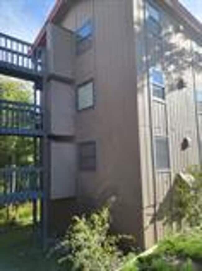 Building Photo - BEST DEAL IN SUMMIT !  Sunlight from all sides of the building!  Balcony! In unit washer dryer! B...