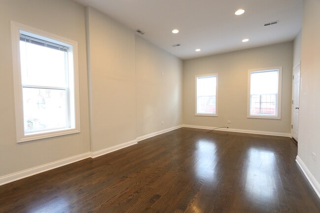 Building Photo - 2002 W Cullerton St