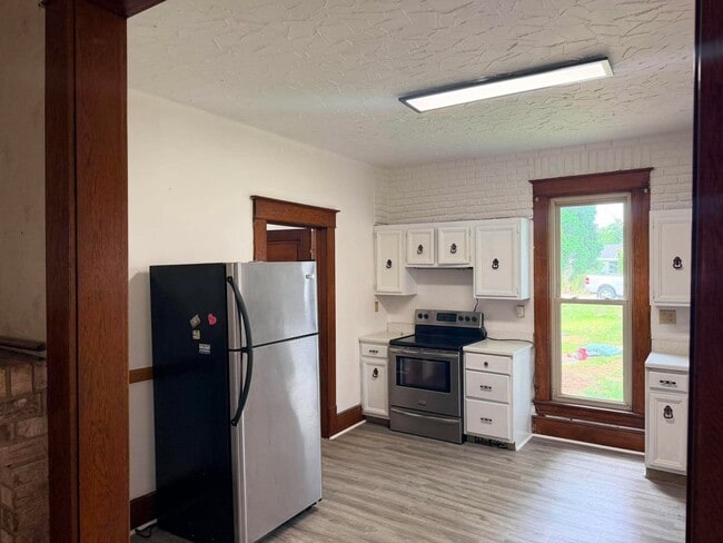 Building Photo - 633 S Apperson Way