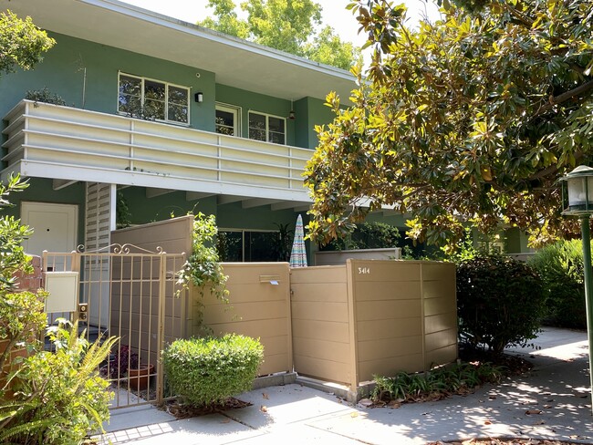Back entrance - 5414 Village Grn