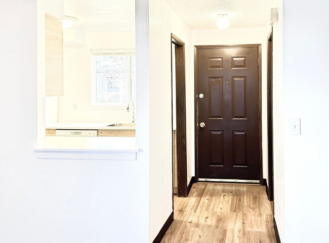 Foto del edificio - Bright & Beautiful Townhome- Fully Remodeled Kitchen and Bathrooms - Spacious Yard!
