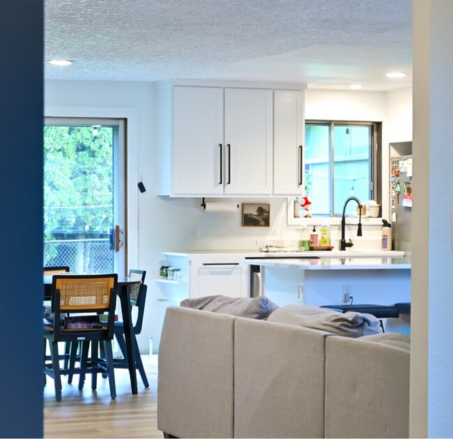 Building Photo - 3107 NW Lakeridge Dr