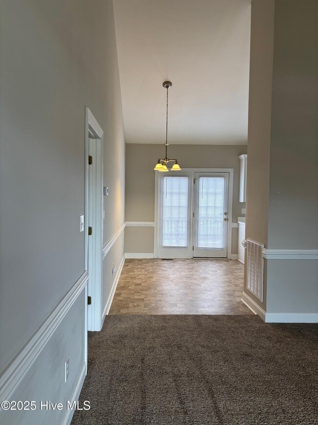 Building Photo - 2637 Camille Dr