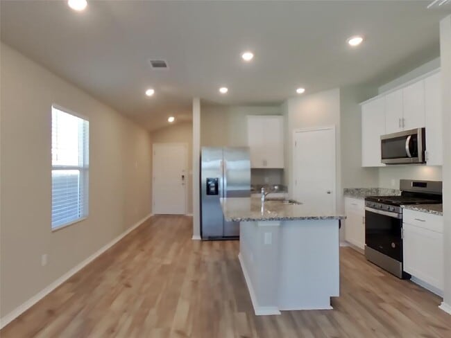 Building Photo - 5300 Saddle Clb Dr