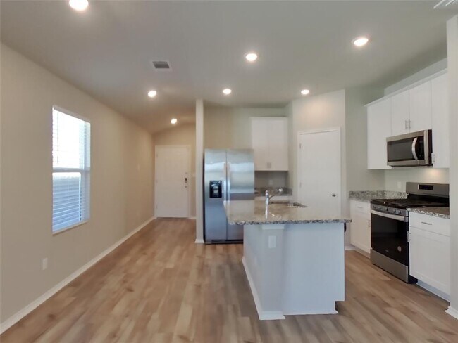 Foto del edificio - 5300 Saddle Clb Dr