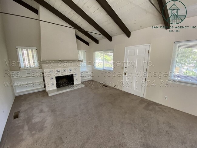 Building Photo - "Lazy Day-Z" Two Bedroom Perfectly Located...