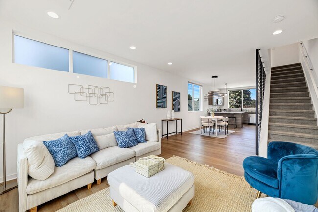 Building Photo - Delridge Townhome