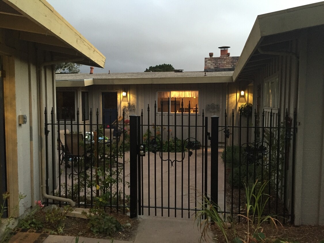 Entry to Court Yard - 3256 Martin Rd