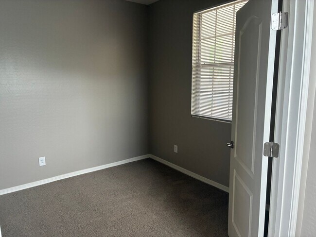 Foto del edificio - **BEAUTIFUL 3 BEDROOM/3 BATHROOM HOME LOCATED IN EASTMARK (ELLSWORTH & RAY)**
