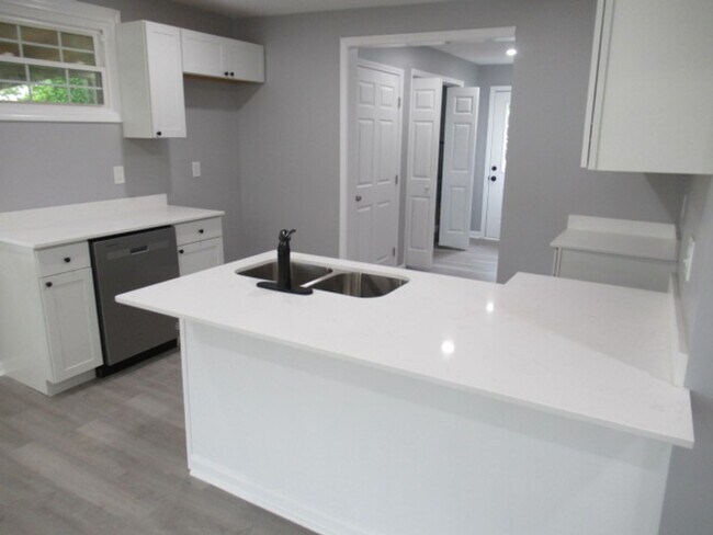 Building Photo - Cute, remodeled 3bd 1ba house