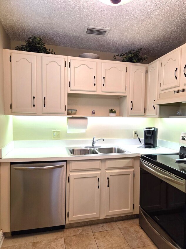 Foto principal - Over 55 Community! Adorable Furnished One ...