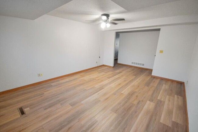 Building Photo - Lower Unit in 4Plex Available Now, Garage ...