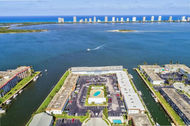 Foto del edificio - 100 Shore Ct