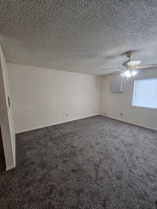 Building Photo - Updated 2 bedroom/1 bathroom apartment wit...