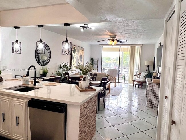 Building Photo - 2811 Somerset Dr