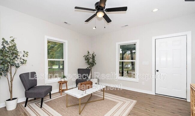 Foto del edificio - 617 Orange Heights Loop Rd