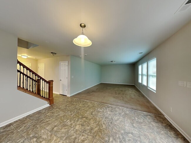 Foto del edificio - 1/2 off rent with October Move In!