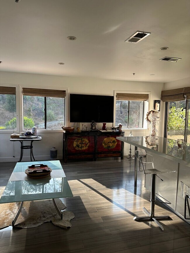 Foto del edificio - Available Now!