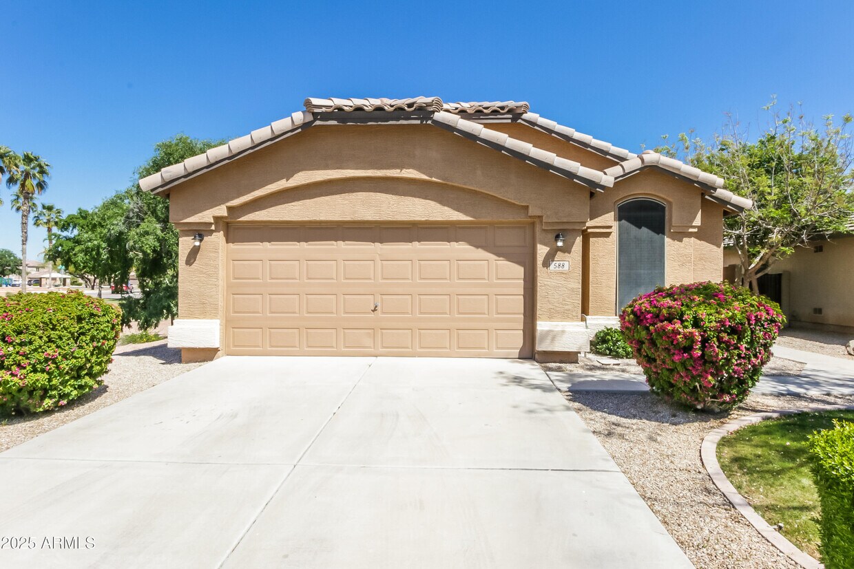 Primary Photo - 588 E Devon Dr
