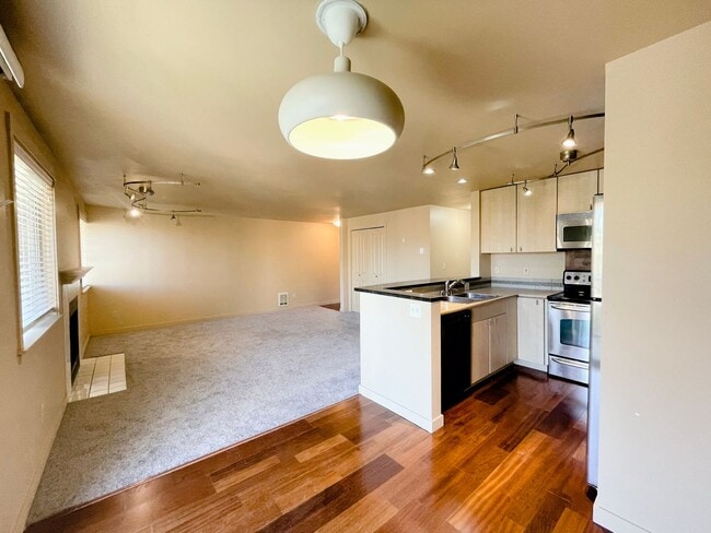 Building Photo - Spacious 2 Bed in Beautiful Complex!