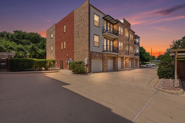 View of the building - first floor unit - 1020 Texas St